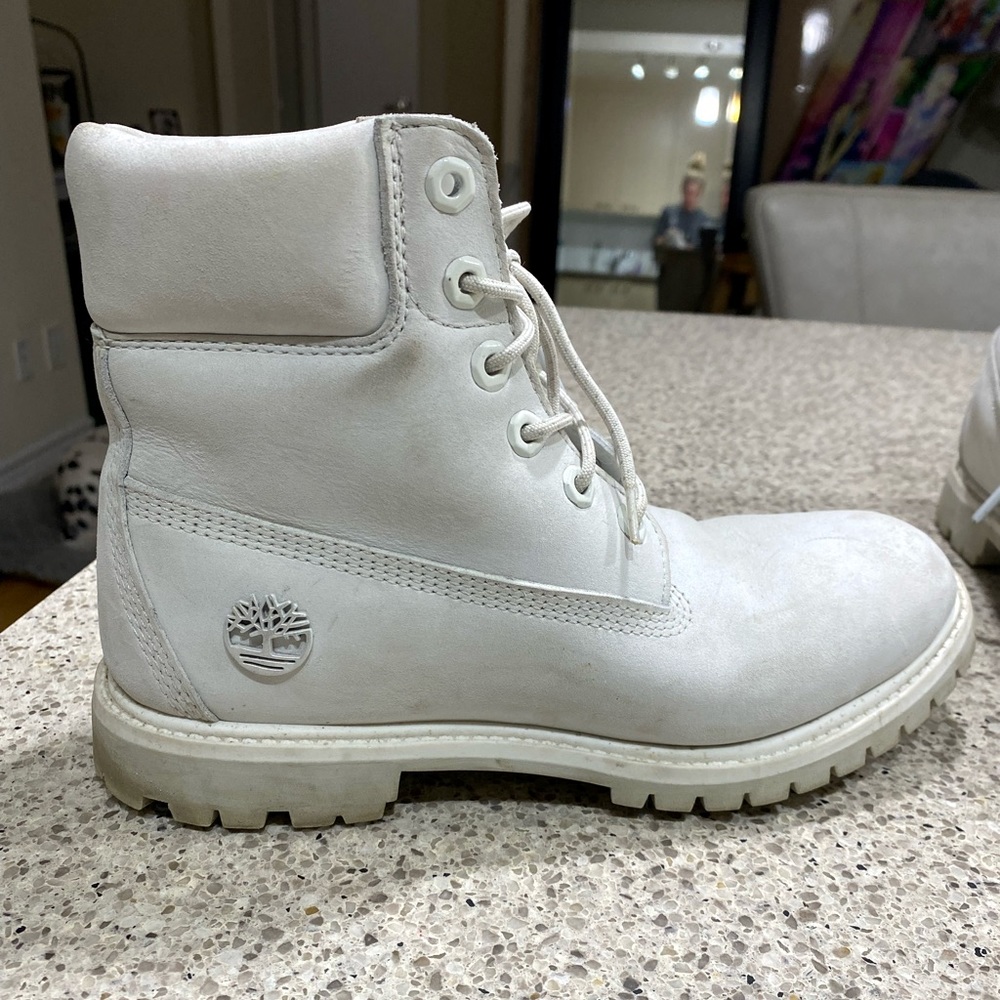 Women’s 6 inch Premium Timberland Boots - SIZE 8